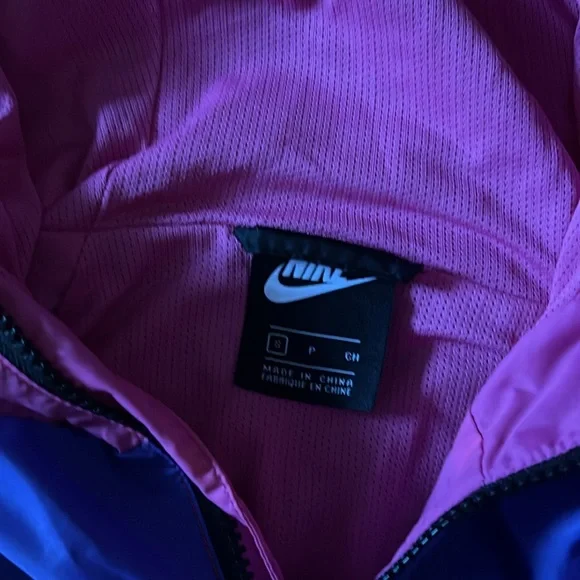Nike rain style hooded jacket - Picture 2 of 4